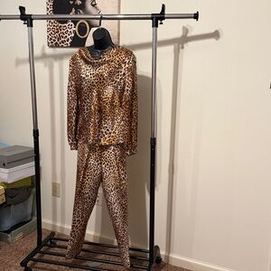 Shomi by Miller Shor 2 pc 100% silk pantsuit